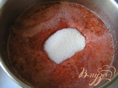 Затем в клубничное пюре добавить сахар, перемешать, снова довести до кипения,