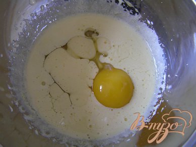 Желтки взбить с сахаром до бела, добавить яйца, все хорошо взбить.
