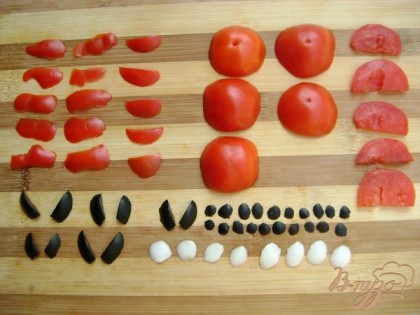 Из помидора, маслин и белка отваренного яйца вырезать составляющие наших весёлых коровок, как показано на моей фотографии.