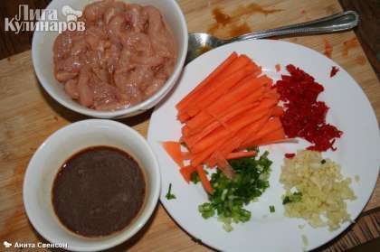 Нарезаем соломкой морковь, режем мелко зеленый лук и острый перчик (без семян!!).