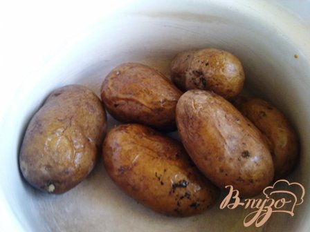 Накануне отварить картофель в мундире до полуготовности и оставить в холодильнике.