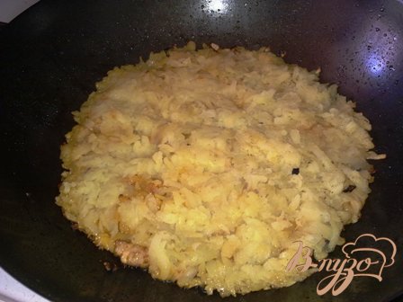 После недолгого обжаривания примять картофель ложкой или лопаткой ко дну сковороды и сделать маленький огонь.