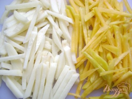 Картофель и тыкву очистить, нарезать брусочками одинакового размера.