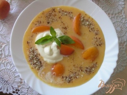 Готово! Абрикосовый суп разлить по тарелкам, посыпать миндалем, в каждую тарелку поместить взбитые сливки, добавить нарезанные дольками абрикосы, украсить веточкой мяты.