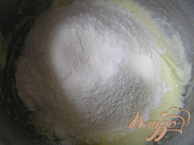 Сливочное масло растереть с сахаром, добавить желток, перемешать, затем добавить муку, ванилин и замесить тесто.