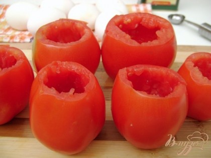 У помидор срезать плодоножку, ложкой вынуть сердцевину. С другой стороны также немного срезать, для устойчивости.