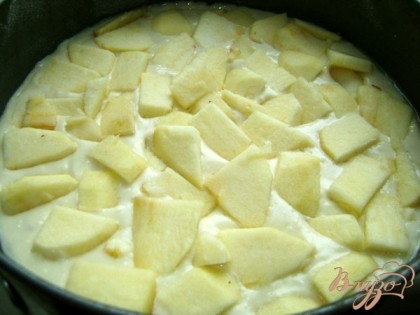 Далее следует в подготовленную для выпечки форму вылить тесто, на его поверхность разложить ломтики яблок.