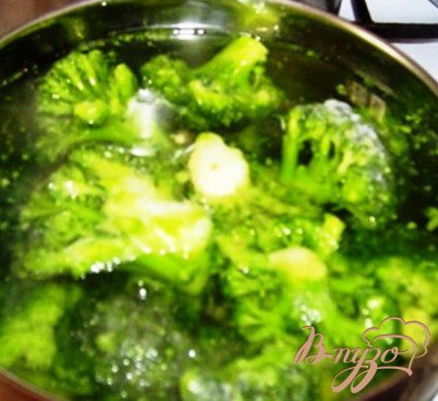 В  горячую воду на пару минут опустить соцветия брокколи.