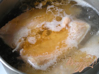 Разморозить слоеное тесто. Форель отварить 10 минут в подсоленой воде, затем разобрать на кусочки, вынуть косточки.