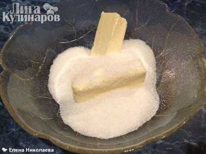 В размягченное сливочное масло насыпаем оставшийся сахарный песок