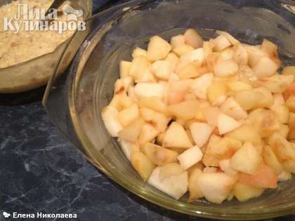 В смазанную маслом жаропрочную форму выкладываем слой яблок