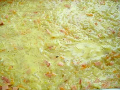 Залить взбитым с солью яйцом, посыпать натёртым на крупной тёрке сыром и запечь в духовке до готовности.