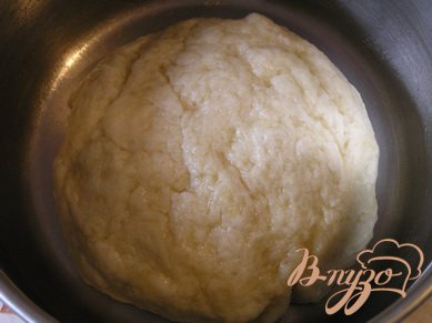 Приготовить тесто. Муку просеять, добавить масло, воду, соль и замесить тесто. Получится вот такой шарик. Завернуть тесто в пленку и поставить в холодильник на 20 минут.