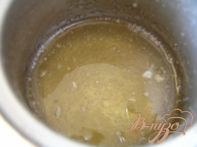 Желатин нагревать на водяной бане до полного растворения, добавить персиковый сироп, перемешать.