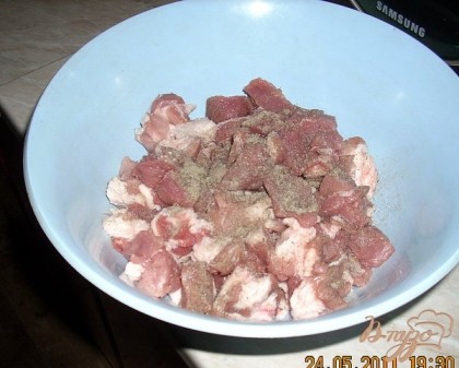 Мясо для приготовления азу по-татарски можно брать совершенно любое. Тушится оно довольно долго, так что подойдет даже самая жесткая говядина. Для начала промыть и обсушить мясо, нарезать его продолговатыми (2-2,5 см. в длину, 0,5 см. в ширину) кусочками.
