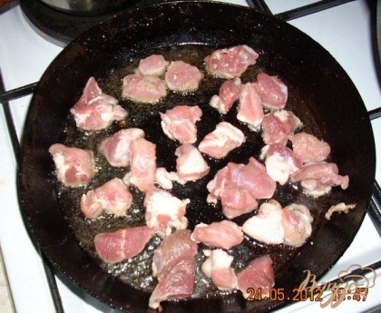 Мясо обжариваем порциями на сковороде на сильном огне до образования золотистой корочки. Важно что бы мясо не пустило сок.