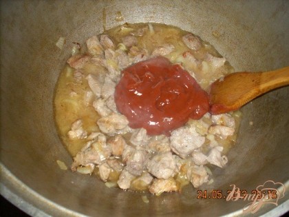 Добавляем в казан томатную пасту (порезанные помидоры), заливаем бульон и тушим минут 5-7.