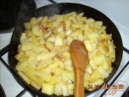 Пока тушится мясо обжариваем, порезанный соломкой картофель, практически до готовности.