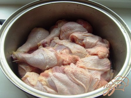 Курицу (я взяла бедрышки и ножки) тщательно вымыть, положить в большую кастрюлю и залить 2 л кипящей воды, посолить и варить 1 час.