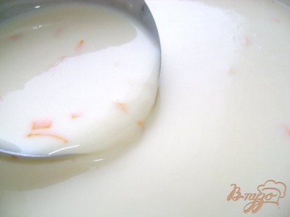 Если тесто густое-добавляем немного оставленного молока до получения теста блинной консистенции.