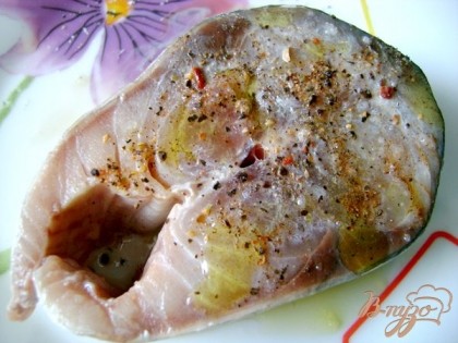 Кусок рыбы натереть солью, перцем, измельченными зёрнами горчицы, измельченным сухим базиликом и обмазать оливковым маслом. Дать промариноваться 20-30 минут.