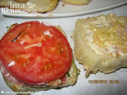 Верх гамбургера по-домашнему смазываем соусом, присыпаем сыром и накрываем второй частью булочки.