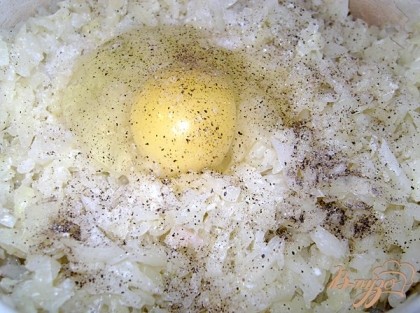 Далее в капусту добавить яйцо, мелко нарезанный лук, посолить и поперчить, размешать.