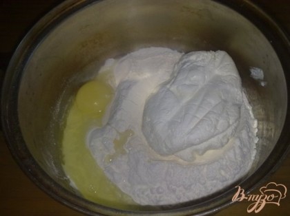 Муку просеять и смешать с сахарным песком и солью.В сухую смесь добавить яйцо и творог.