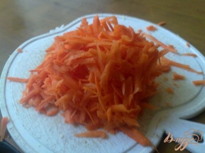 Морковь вымыть, очистить и натереть на крупной тёрке.