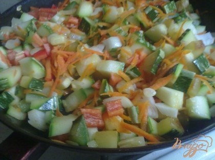В сковороде разогреть растительное масло, выложить овощи и тушить помешивая до готовности. Охладить.