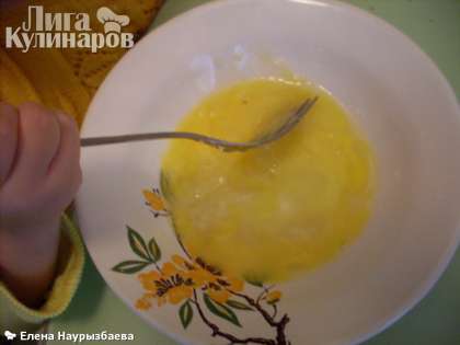 Размешиваем яйцо (или один желток) с сахаром (2-3 столовые ложки).