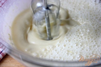 В яично-сахарную смесь добавить муку, ванилин, взбить и влить молоко. Ещё раз взбить миксером или венчиком несколько минут.