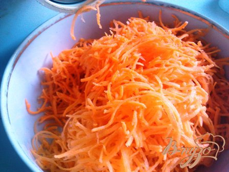 Ставим варить картофель и капусту (отдельно), трем морковь на мелкую терку
