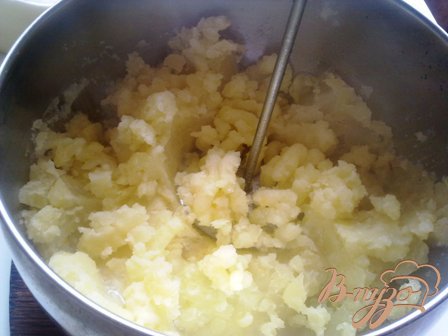В сваренную картошечку добавляем сливочное масло и сливки и взбиваем миксером