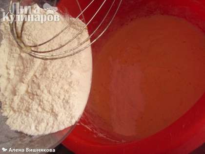 Муку просеять с солью и разрыхлителем и добавить в яйца с сахаром