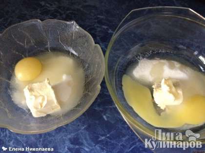В каждую разбиваем по 1 яйцу и кладем по половине количества сахарного песка