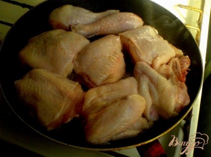 Окорочка (у меня курица) вымыть, нарезать порционными кусками, посолить и обжарьте на растительном масле до полуготовности.
