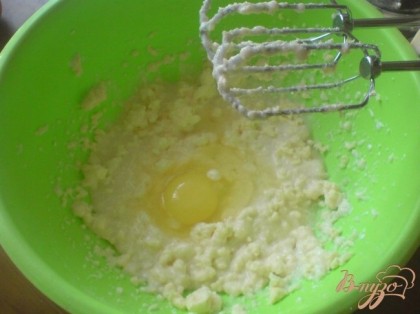 Масло растереть с сахаром, добавить сметану и взбить миксером.