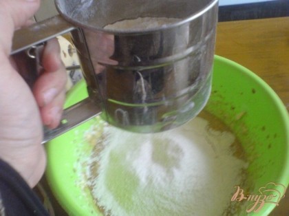 Продолжая взбивать ввести яйца, кофе с молоком, просеянную с разрыхлителем муку.замесить тесто.