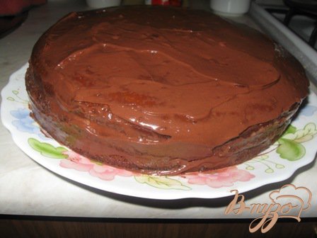 Верхний корж и бока торта смазываем глазурью.