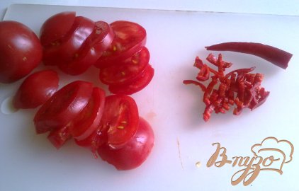 Нарезаем мелкими полосочками горький перец (чили) и кружочками помидор