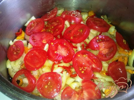 Накрываем кружочками помидор, и ставим тушится на 20 минут, незабываем встряхивать=))