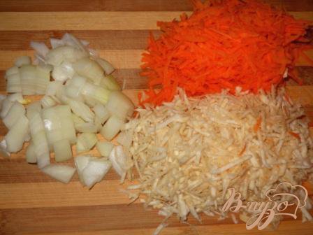 Лук, морковь, сельдерей очистить, вымыть. Лук нареззеть кубиком. Морковь и сельдерей натереть на терке.