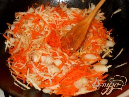 В сковороду добавляем лук, морковь и сельдерей и пасеруем до мягкости овощей.