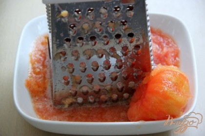 Для соуса: помидоры надрезать крестообразно, ошпарить кипятком, обдать холодной водой, очистить от шкурочки, натереть на крупной тёрке.