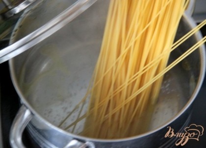 В подсоленной воде отварить спагетти. Сцедить и часть сцеженой воды (80 мл) оставить для соуса.