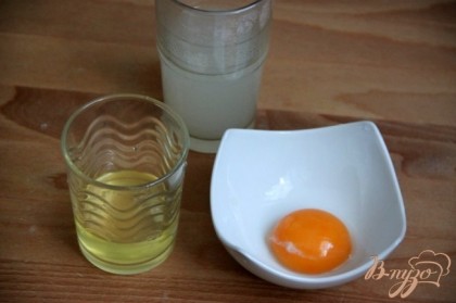 Металлическую миску поставить предварительно в морозилку на 10 мин. Для соуса нам понадобится только желток 1 яйца и сцеженная вода.