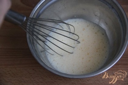 В очень холодную металлическую миску влить желток и постепенно добавлять воду со сваренных сппагетти, интенсивно взбивая венчиком, чтобы желток не успел свернуться.