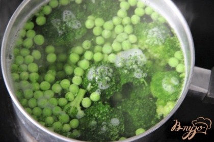 Отварить в кипящей подсоленой воде брокколи и зелёный горошек (у меня -замороженные)в теч. 3-5 мин. Обдать в конце холодной водой.