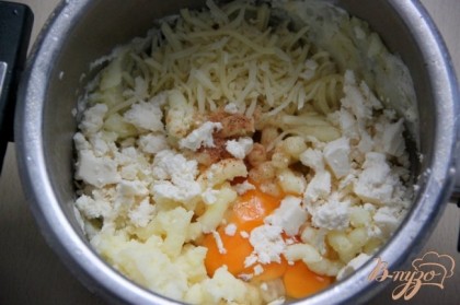 В холодное картофельное пюре (у меня оно было уже с вечера заправлено и солью, и маслом, и сметаной) добавить яйцо, тёртый сыр, поломанную фету и приправить мускатным орехом. Перемешать.